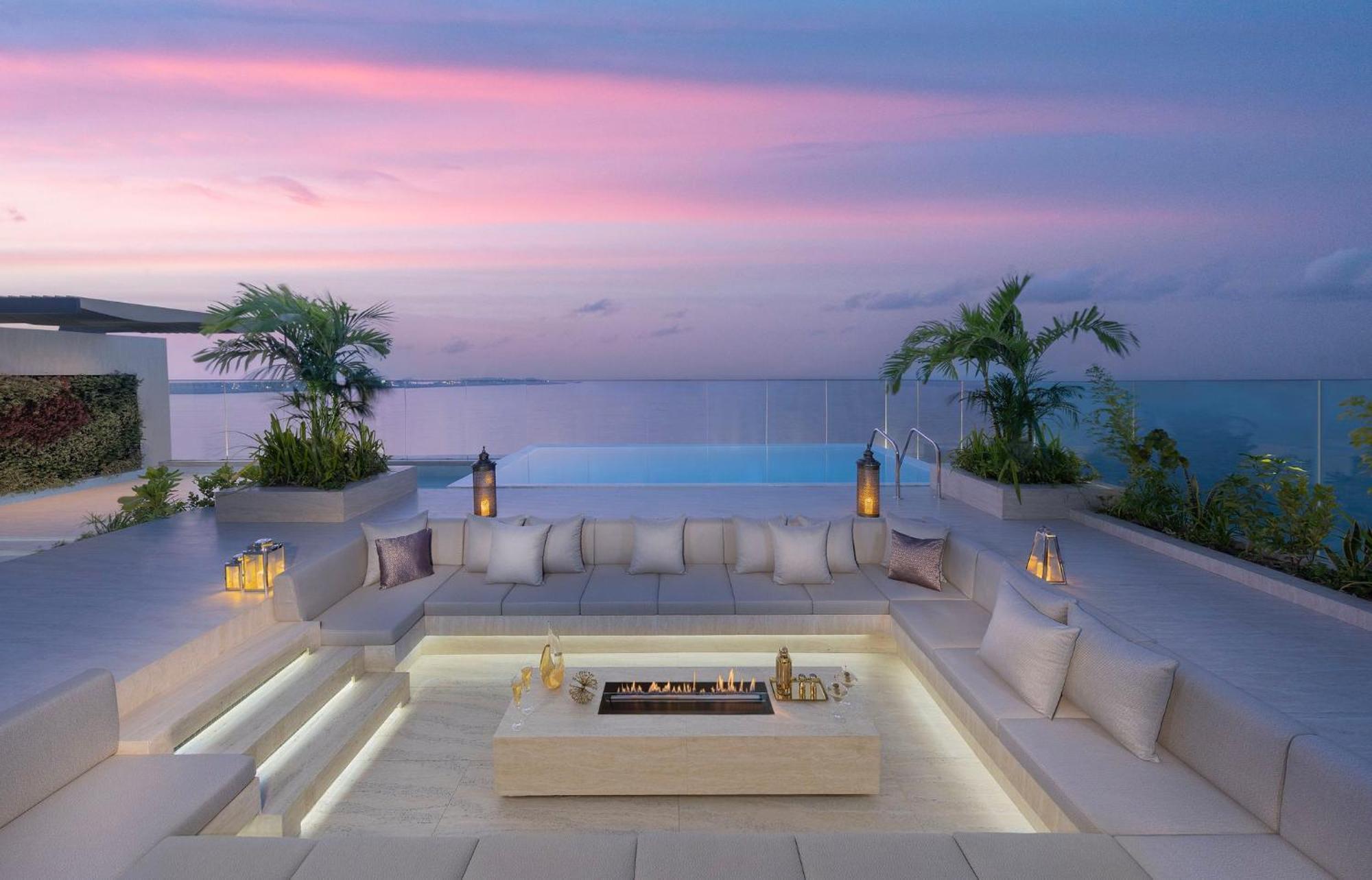 Mandarin Oriental Jumeira, Dubai Bagian luar foto The rooftop pool at the hotel
