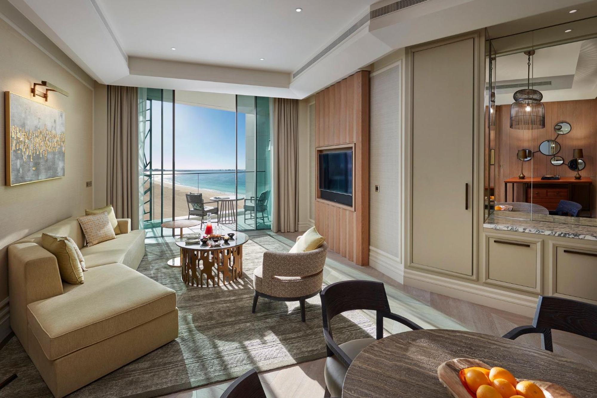 Mandarin Oriental Jumeira, Dubai Bagian luar foto A living room at the Ritz-Carlton, DIFC