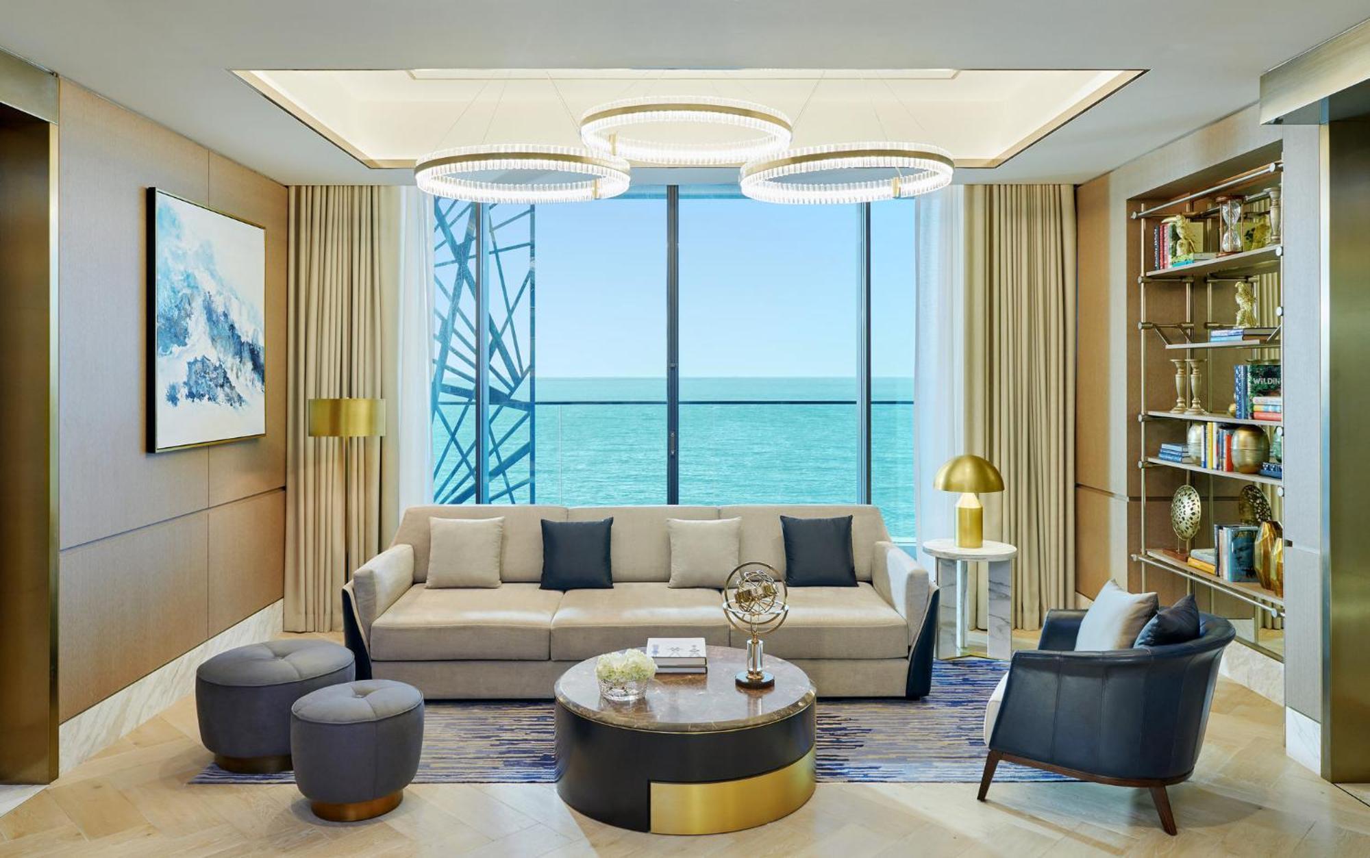 Mandarin Oriental Jumeira, Dubai Bagian luar foto The living room of a three-bedroom residence