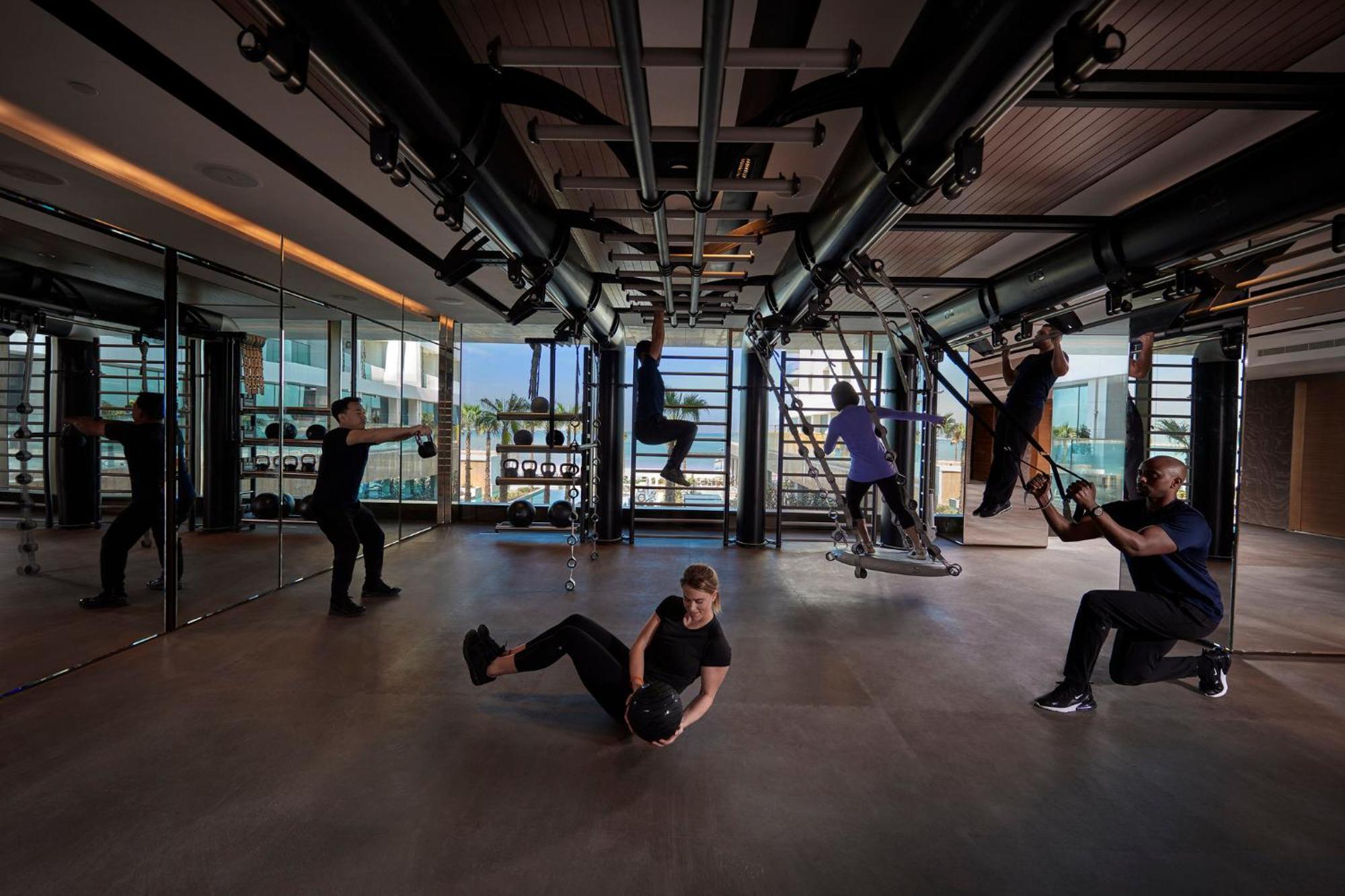 Mandarin Oriental Jumeira, Dubai Bagian luar foto The gym at The Standard East Village