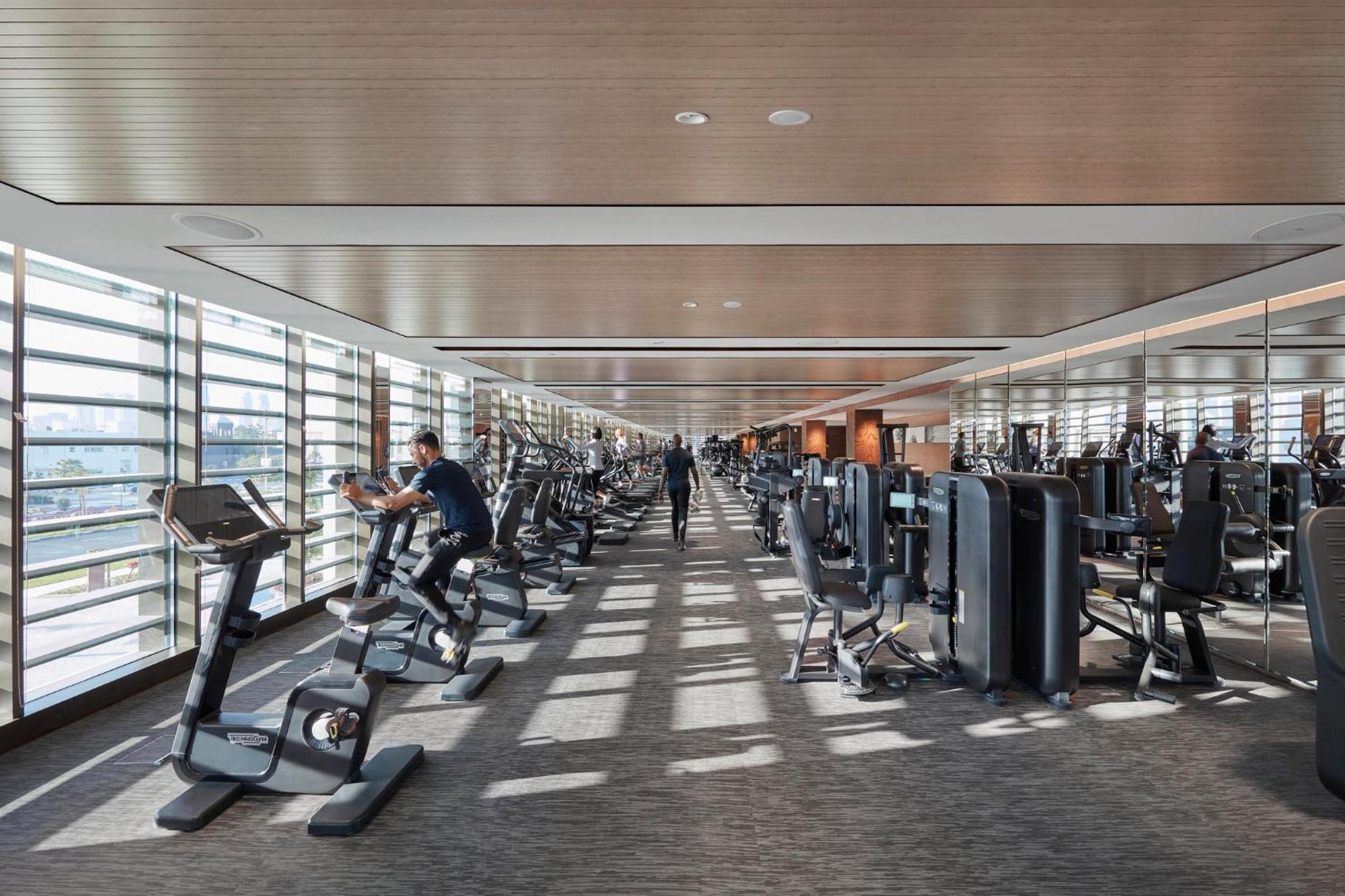 Mandarin Oriental Jumeira, Dubai Bagian luar foto The gym at the 101st floor