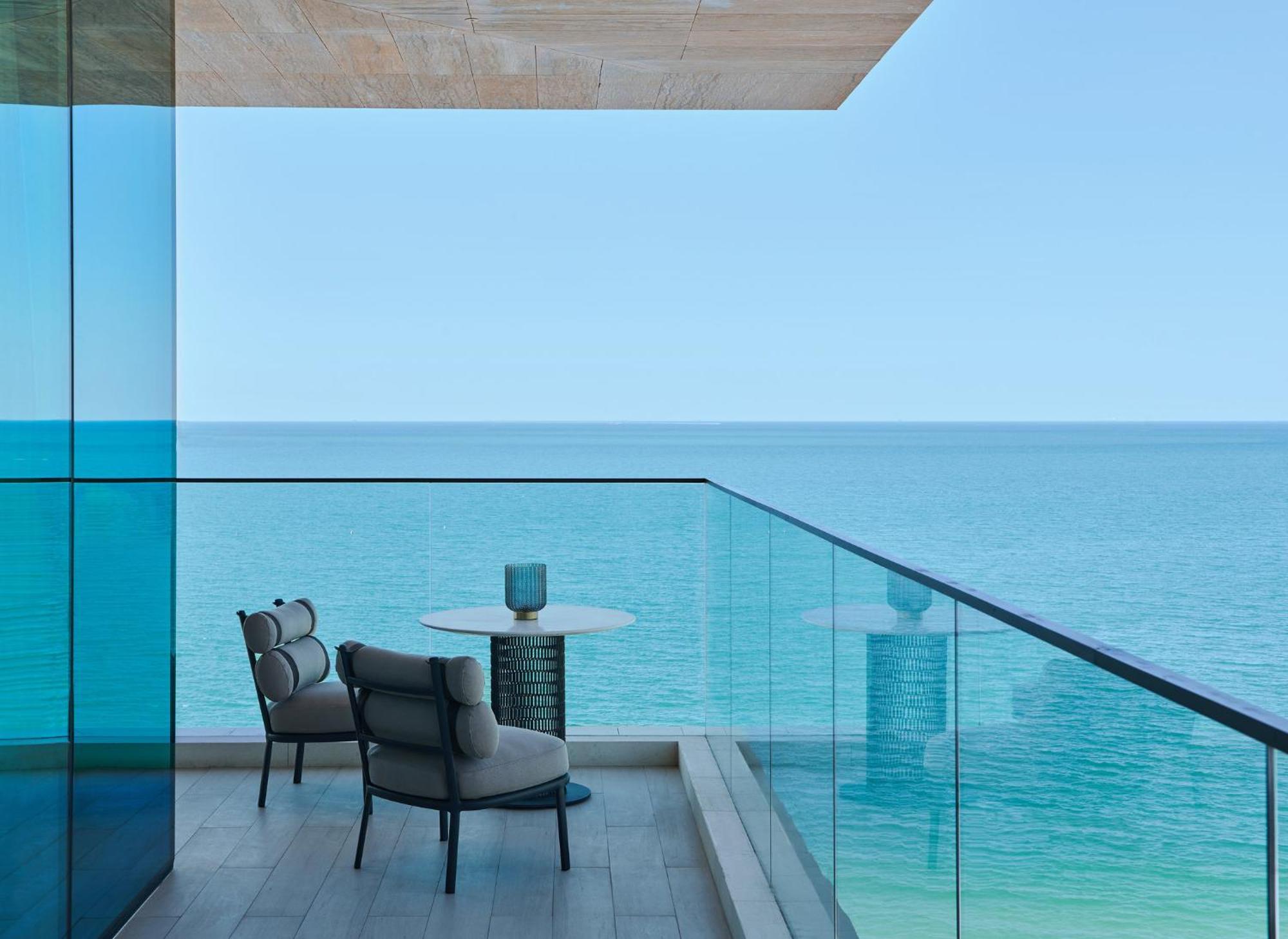 Mandarin Oriental Jumeira, Dubai Bagian luar foto A balcony at the hotel