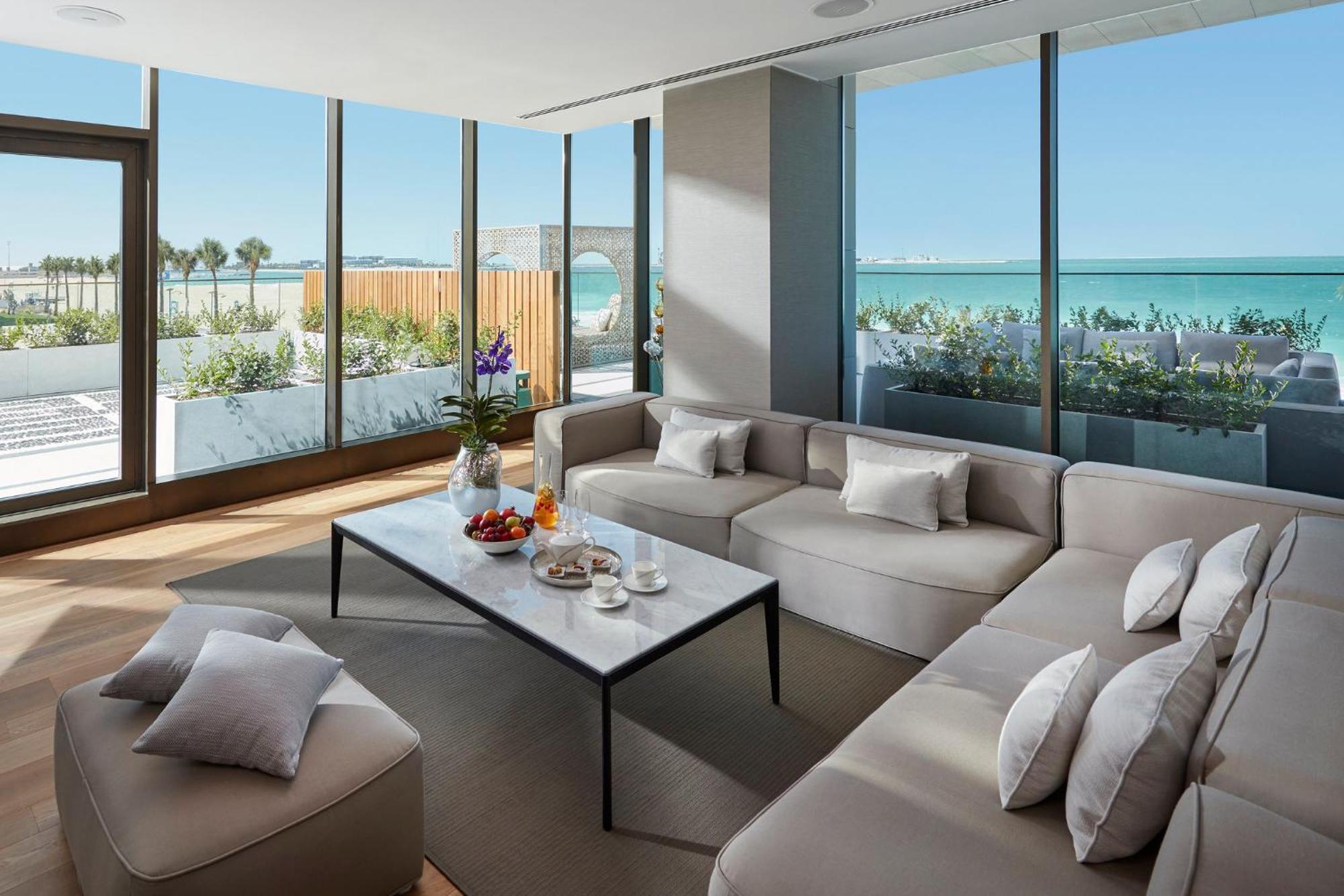Mandarin Oriental Jumeira, Dubai Bagian luar foto The living room of a penthouse suite at the Waldorf Astoria Ras Al Khaimah