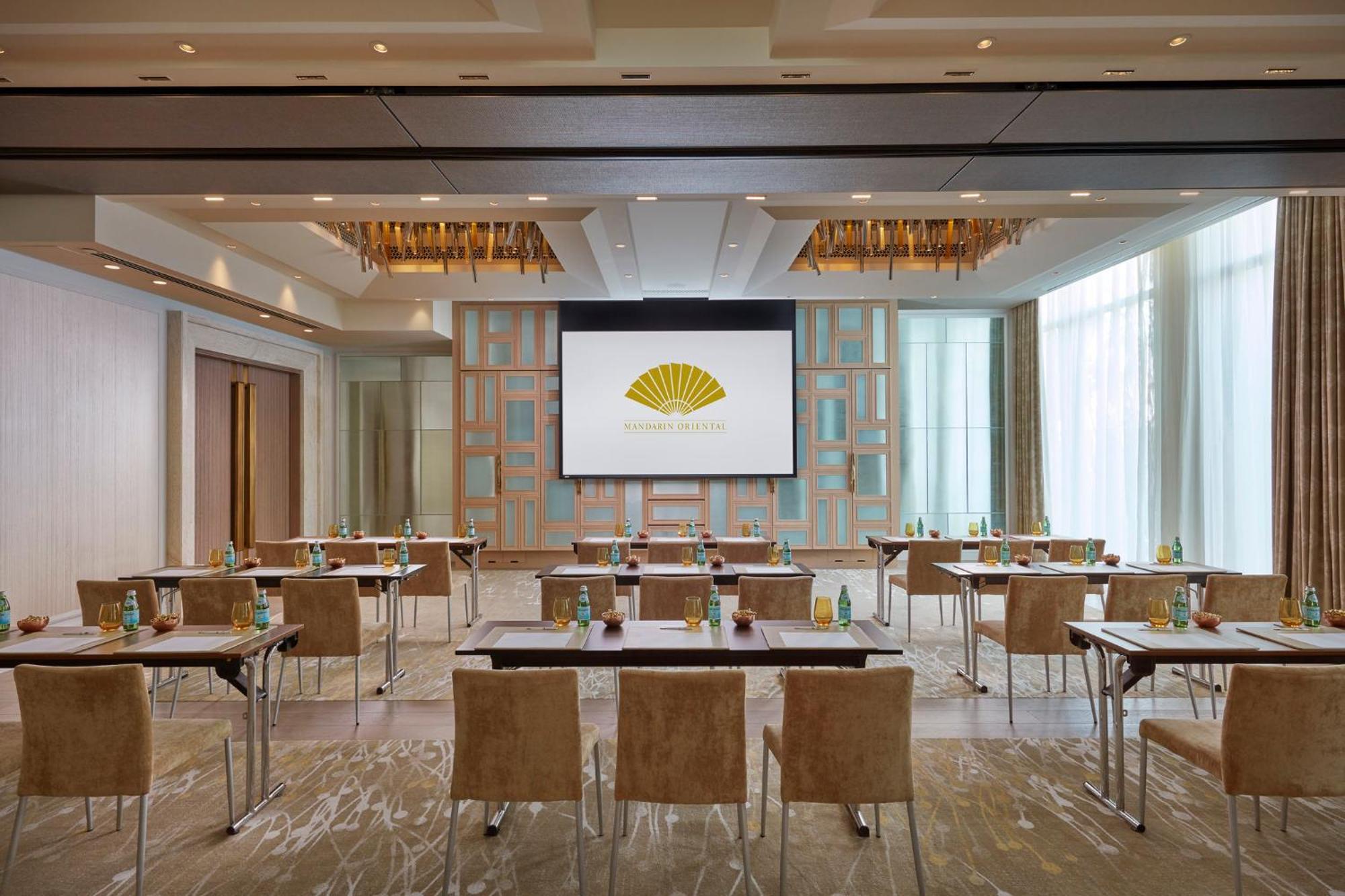 Mandarin Oriental Jumeira, Dubai Bagian luar foto The meeting room at The Landmark
