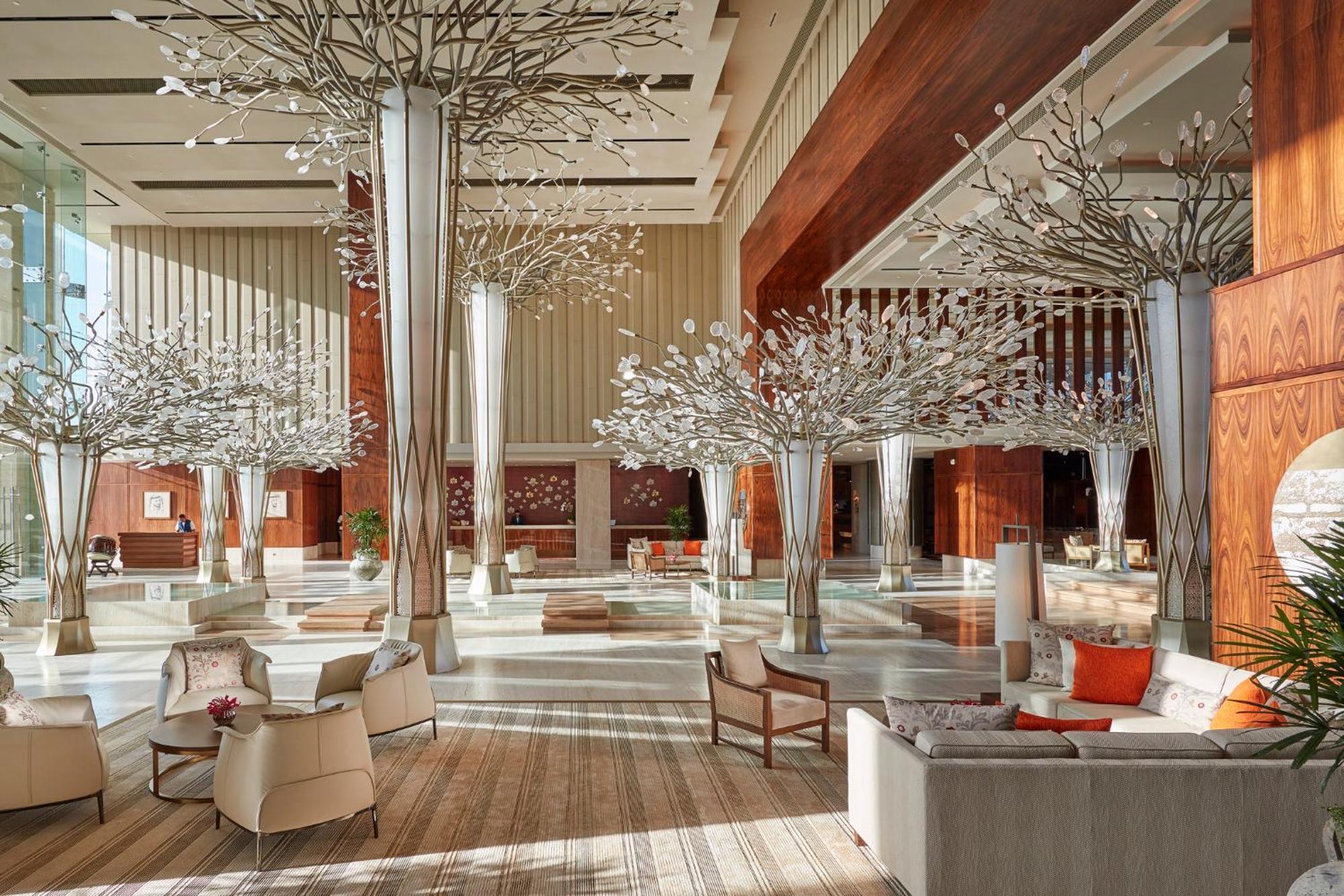 Mandarin Oriental Jumeira, Dubai Bagian luar foto The lobby of the hotel