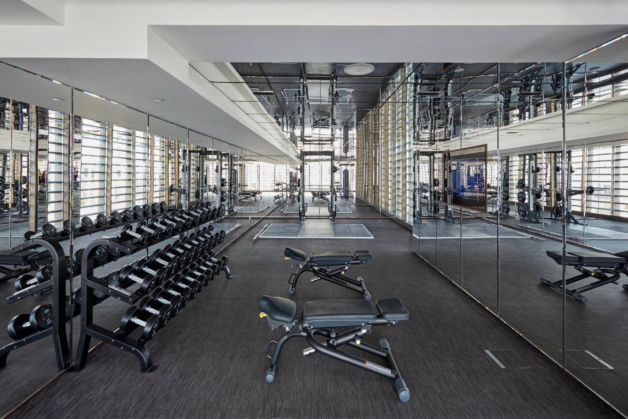 Mandarin Oriental Jumeira, Dubai Bagian luar foto The gym at The Standard East Village